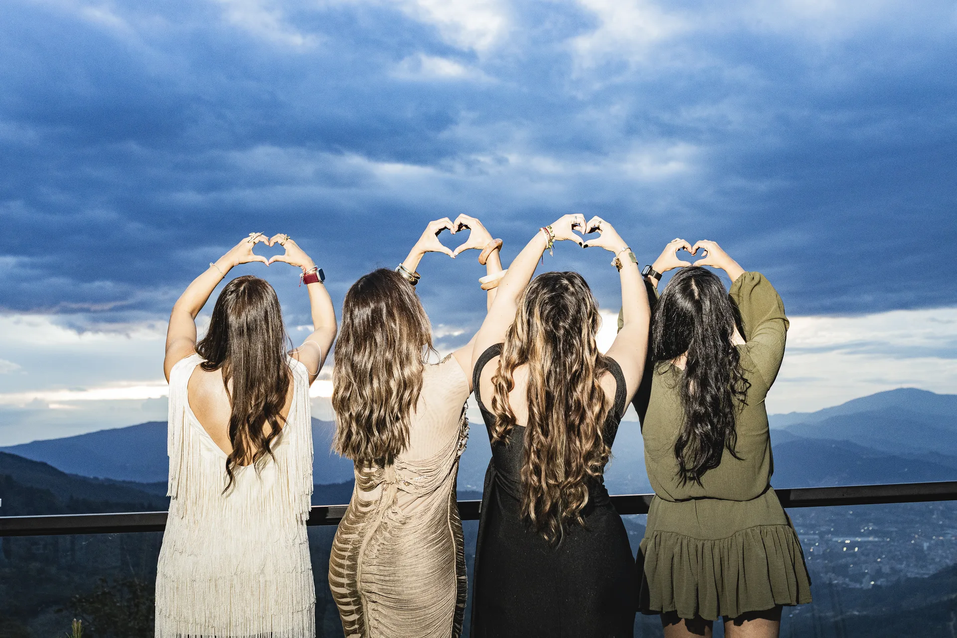 Celebración entre amigas con vista a las montañas en Cortezza