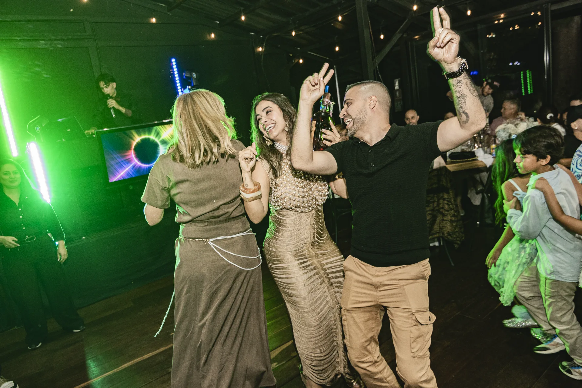 Invitados disfrutando la fiesta en el salón