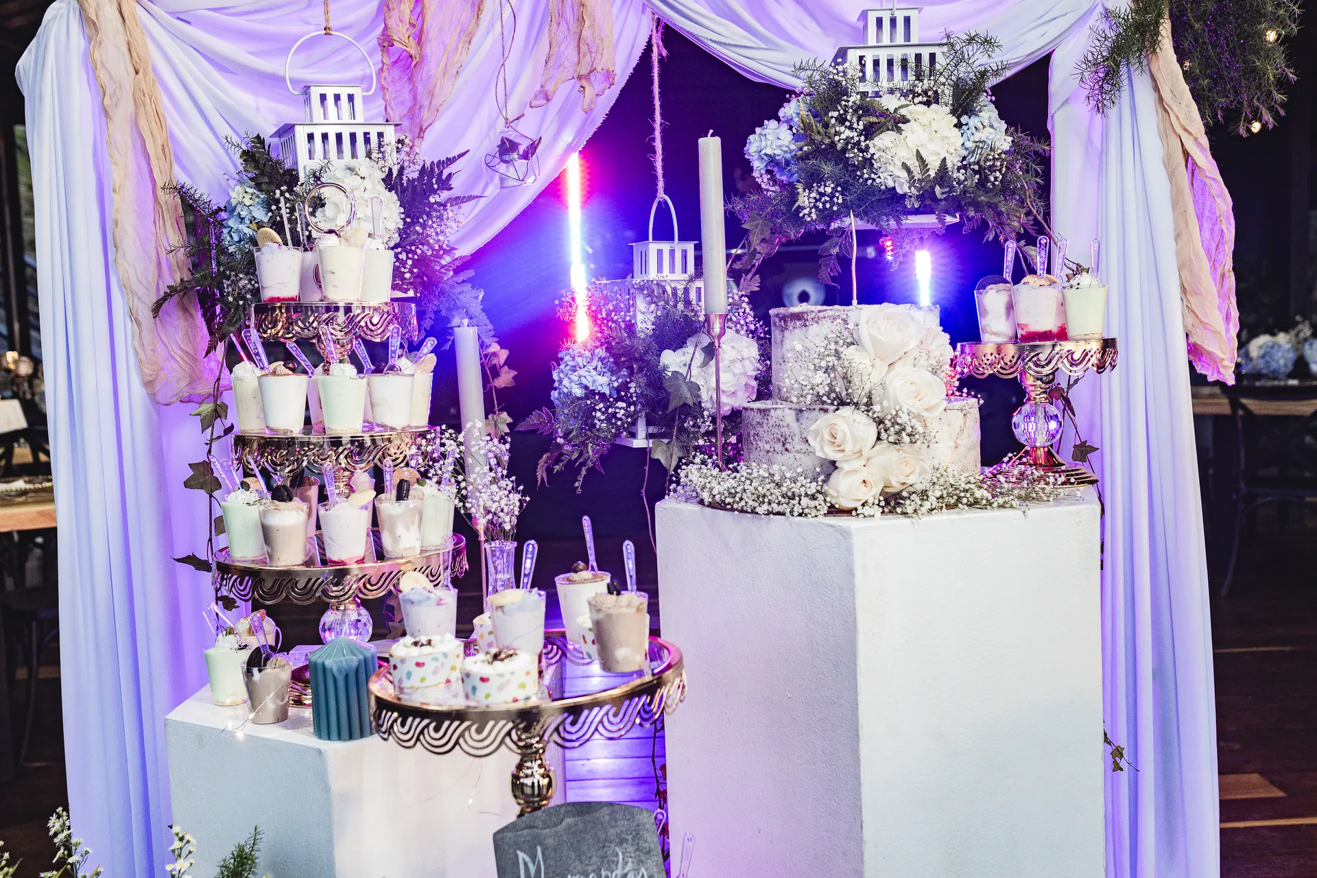 Mesa dulce con torta y decoración elegante