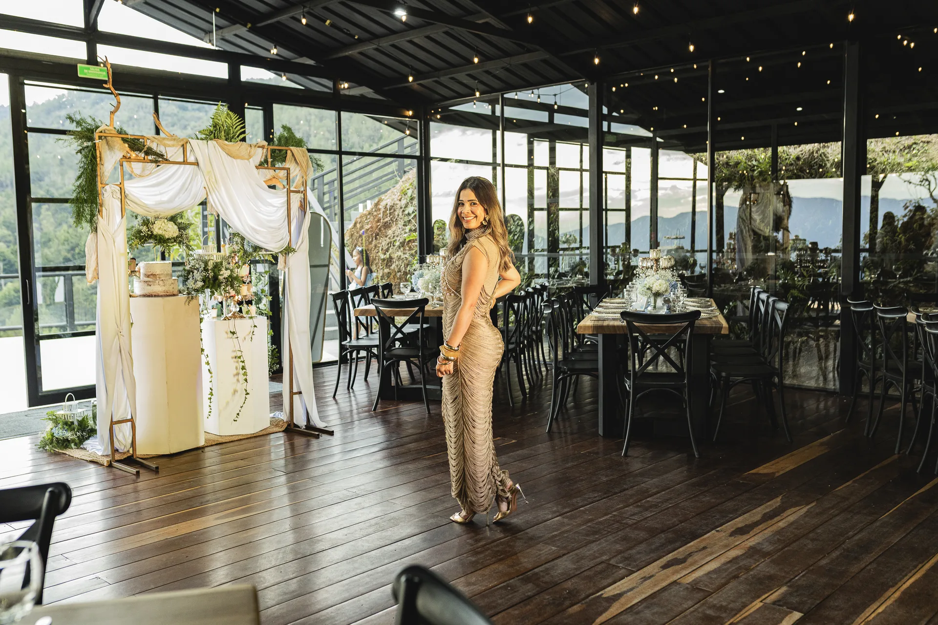 Salón campestre decorado con arco floral